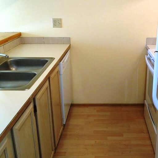 Kitchen w/ dishwasher & newer range - 4540 45th Ave SW