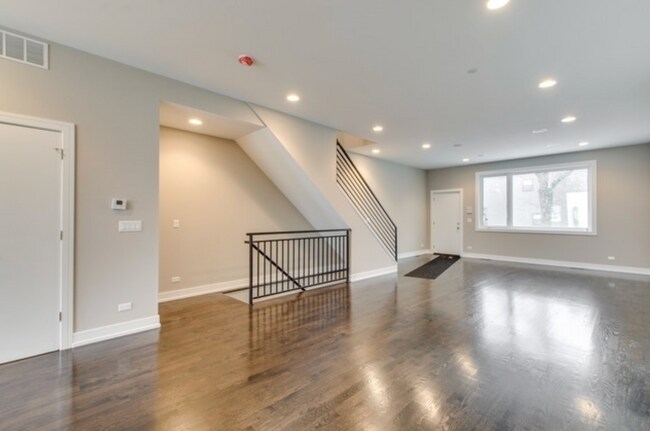 Foto del edificio - 2050 N Hamlin Ave