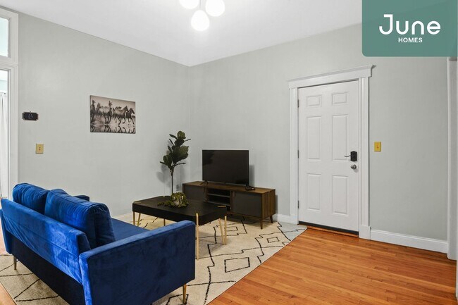 Foto del edificio - Queen room in 4-bed/1.0-bath Home