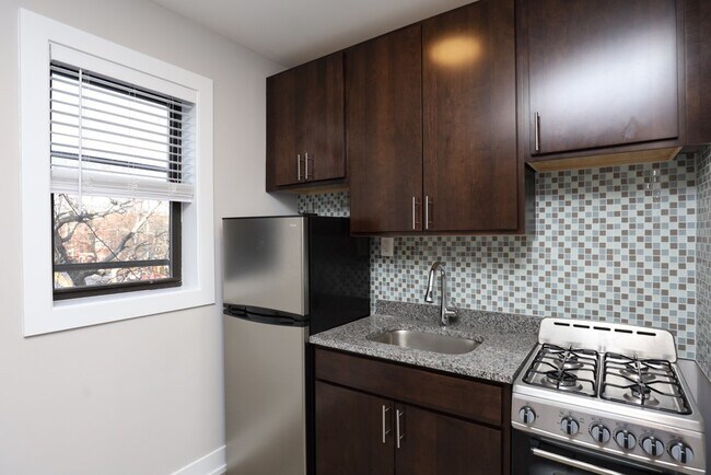 Foto del edificio - 4551 N Damen Ave