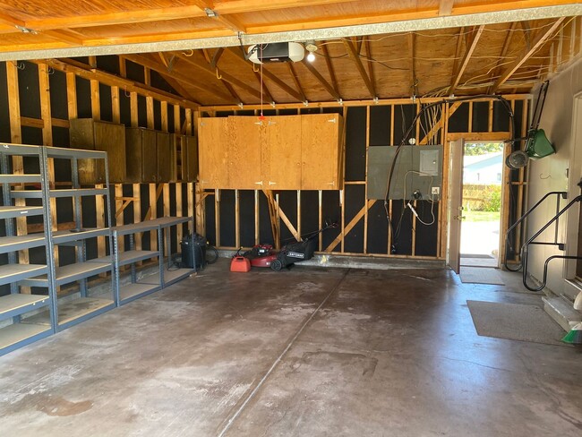Building Photo - Wonderfully taken care of Tri Level Home w...
