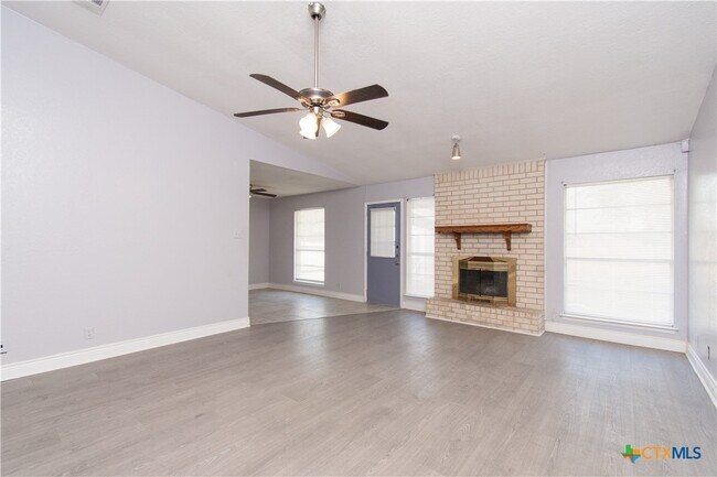 Foto del edificio - 1801 Farhills Dr