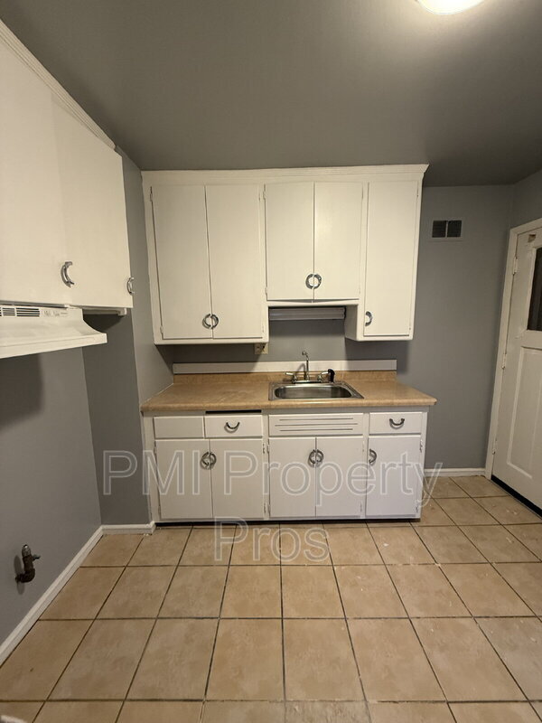 Primary Photo - 5262 N Teutonia Ave