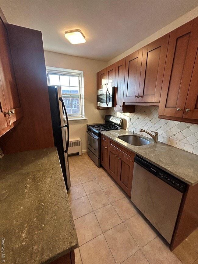 Building Photo - 220 Pelham Rd