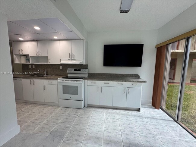 Foto del edificio - 9390 W Flagler St