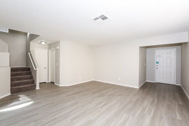 Foto del edificio - 6349 Rose Tree Ln