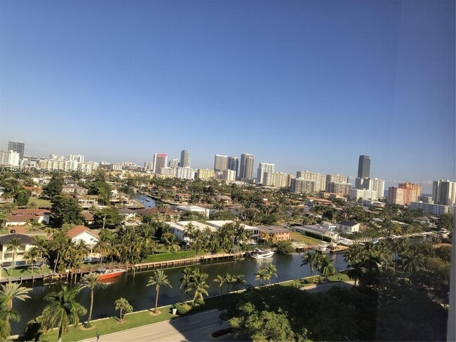 Foto del edificio - 3610 Yacht Club Dr