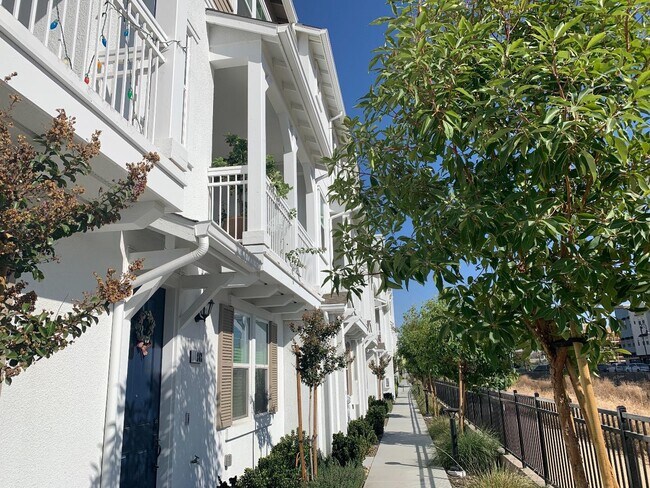 Foto del edificio - 262 Wild Rose Way