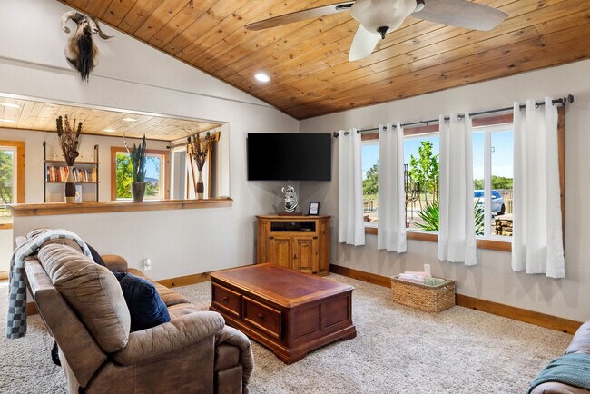 Foto del edificio - 7625 N Williamson Valley Rd