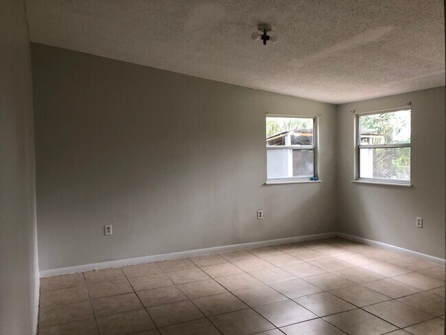 Building Photo - 1118 SW Castle Heights Terrace