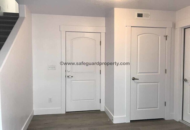 Building Photo - Gorgeous 3 Bedroom Townhome