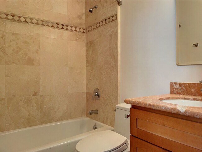 Building Photo - Tri-Level 3 Bed, 3 Bath Bernal Heights Tow...