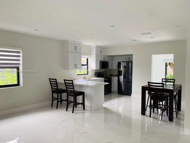 Foto del edificio - 117 NE 49th St