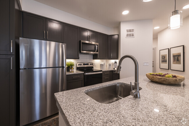 1BR/1BA, 736SF - Kitchen - The Madison at City Place