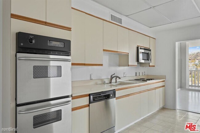Building Photo - 1 br, 1 bath Condo - 9255 Doheny Rd Apt 2703