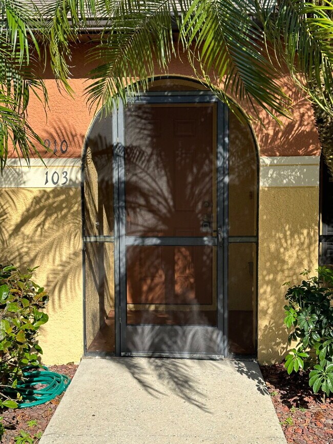 Foto del edificio - 910 Luminary Cir