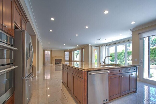 Upgraded Kitchen with large island - 51 Triana