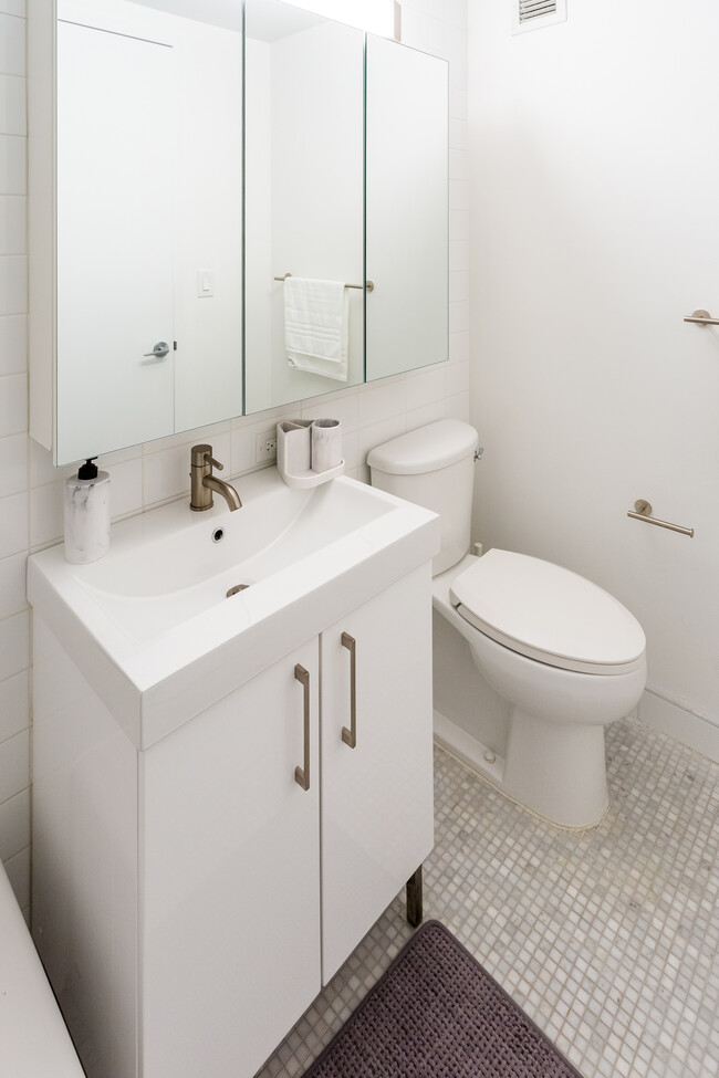 Building Photo - Master & Ensuite Bath - 20X