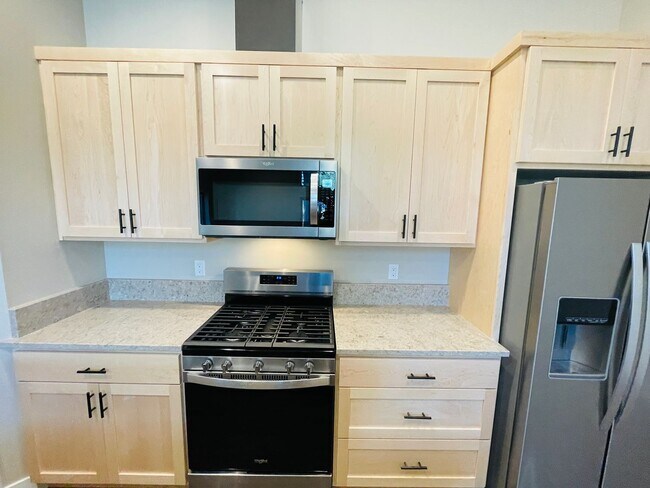 Foto del edificio - 3 bed 2 bath 1 car garage townhouse in Sou...