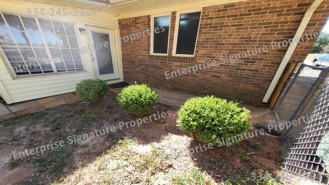 Foto del edificio - 2500 Neal Metcalf Rd