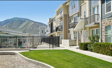 Building Photo - 1042 S High Ridge Dr