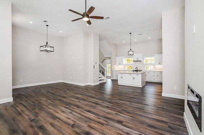 Building Photo - 2118 Oatfield Dr
