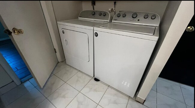 Foto del edificio - 1621 Debra Dr