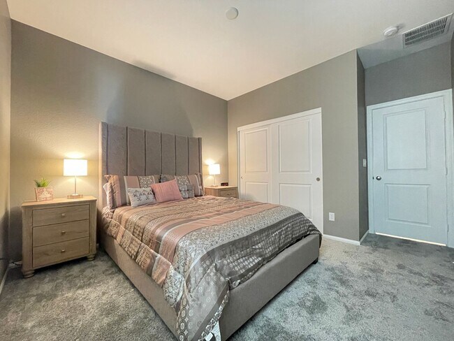 Foto del edificio - (Fully Furnished) 4 Bedroom + Loft,  3 Ful...