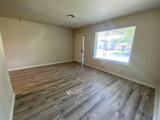 Building Photo - 205 S Bristow Ave