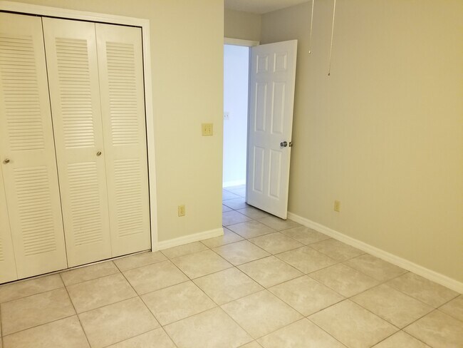 2nd bedroom - 1701 Northlake Dr