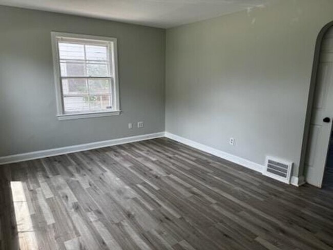 Building Photo - 4 bed Home on quiet street