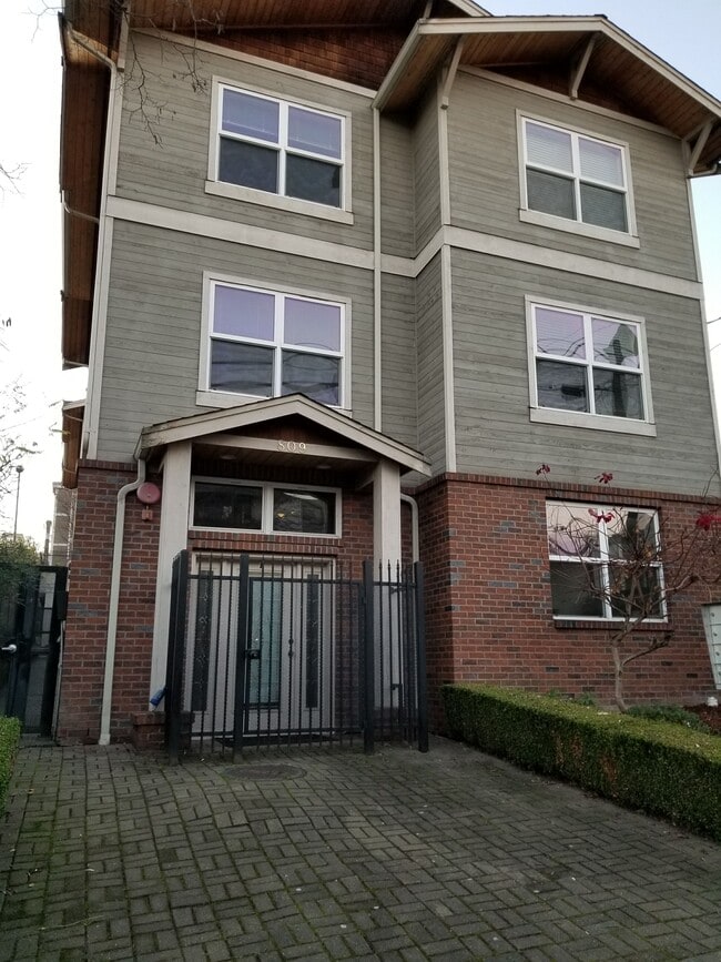 Photo - 809 Taylor Ave N Townhome