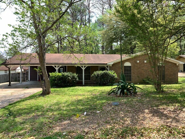 Building Photo - HUD Friendly 3 Bed 12 Bath C