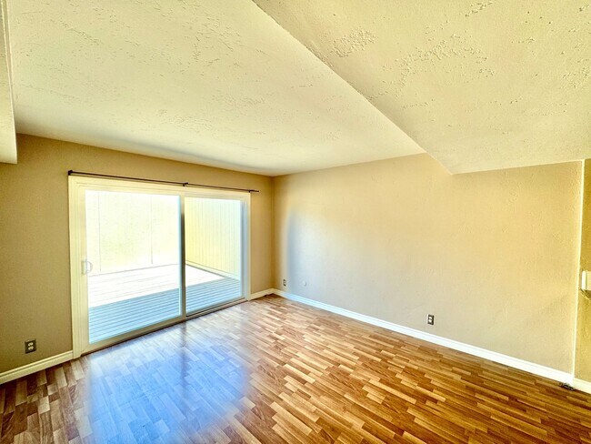 Building Photo - Great 4B/2.5BA Townhome in Scripps Ranch!