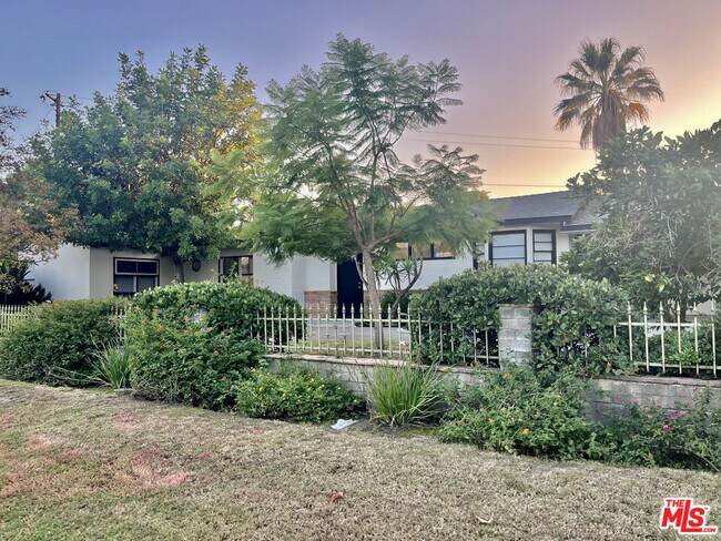 Foto del edificio - 4675 Laurelgrove Ave