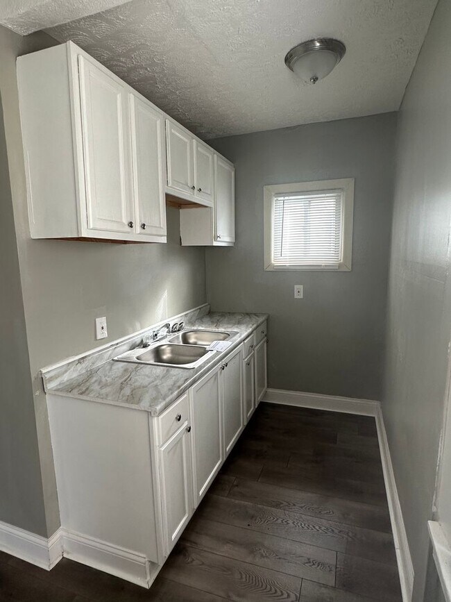 Building Photo - 10610 Lamontier Ave