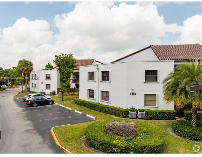 Building Photo - 9435 Fontainebleau Blvd