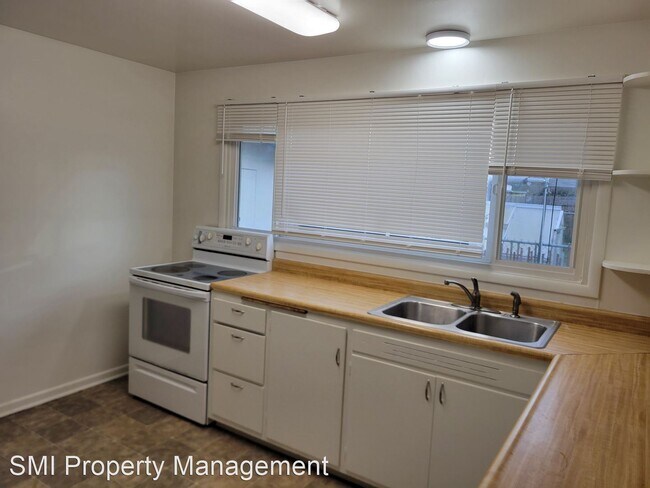 Building Photo - 2 br, 1 bath House - 240 E Oak Street