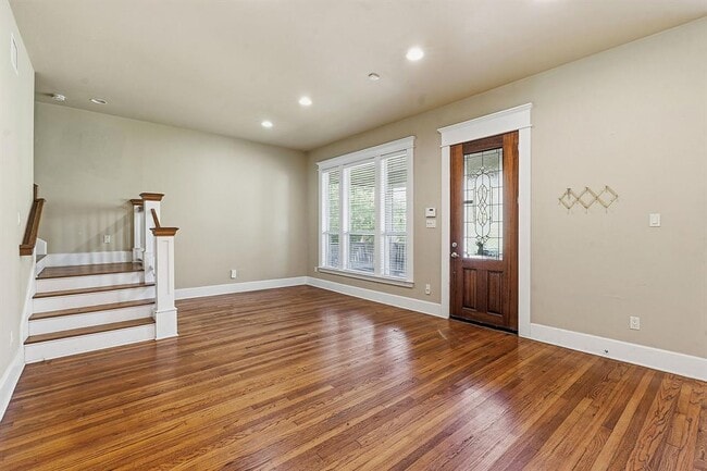 Building Photo - 1305 Cometa St