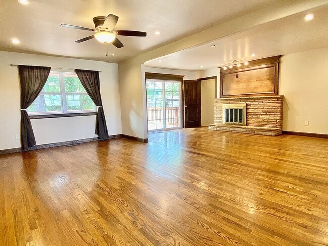 Building Photo - Gorgeous 2 Bed, 2 Bath with Flex Room in N...