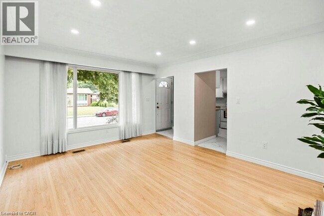 Building Photo - 25 Greeningdon Dr