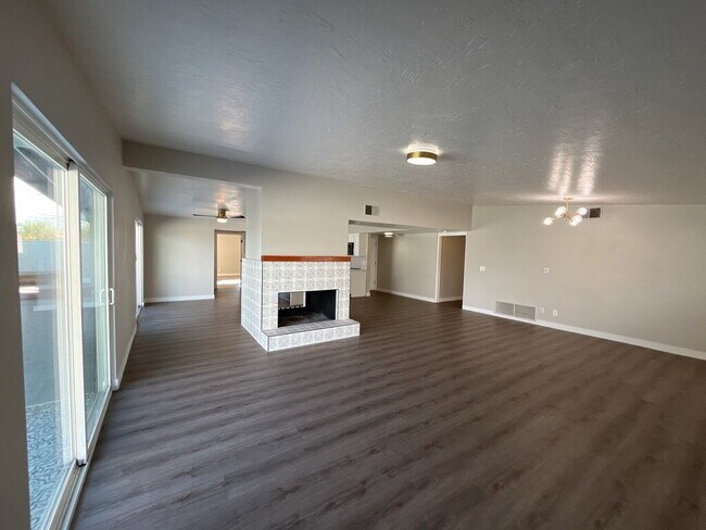 Foto del edificio - 4 Bedroom Home With Sparkling Pool Ready for Move In