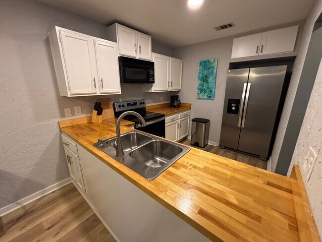 Foto del edificio - 3 Bedroom / 2 Bath End-Unit Condo in Crossland Downs – Across from the AU Vet School