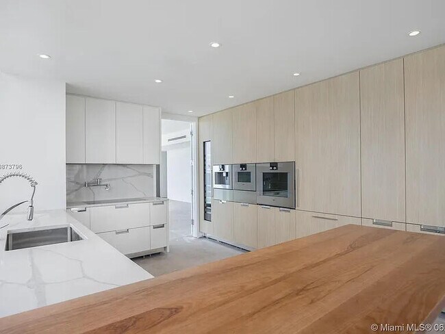 Building Photo - 15701 Collins Ave