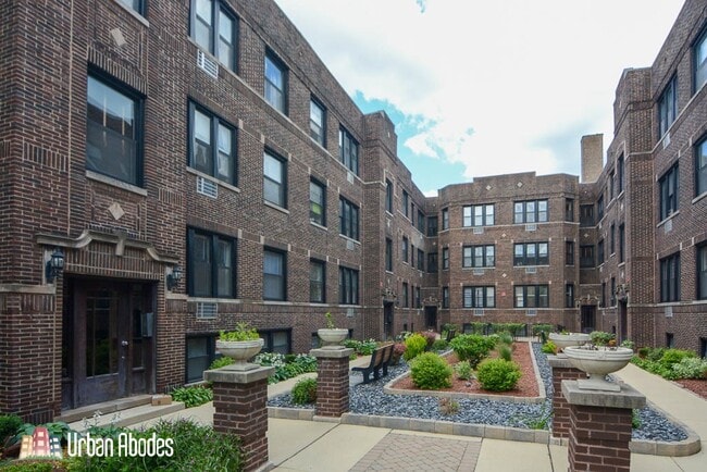 Building Photo - 750 W Addison St