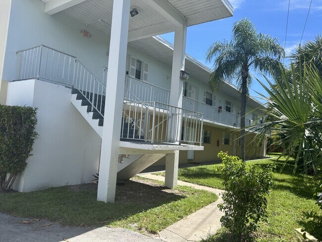Building Photo - 1505 Crescent Cir