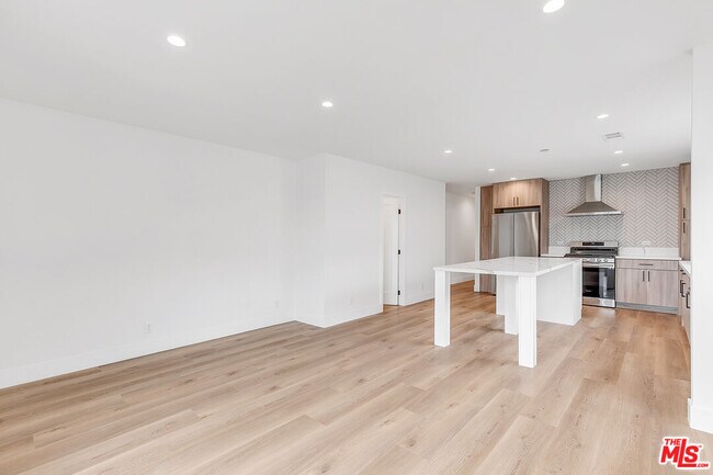 Building Photo - 2034 S Palm Grove Ave