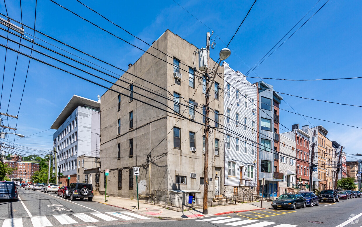 Primary Photo - 400 Monroe St