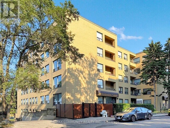 Photo du bâtiment - 740 Eglinton Ave W