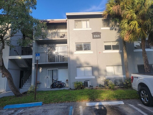 Foto del edificio - 1068 N Benoist Farms Rd